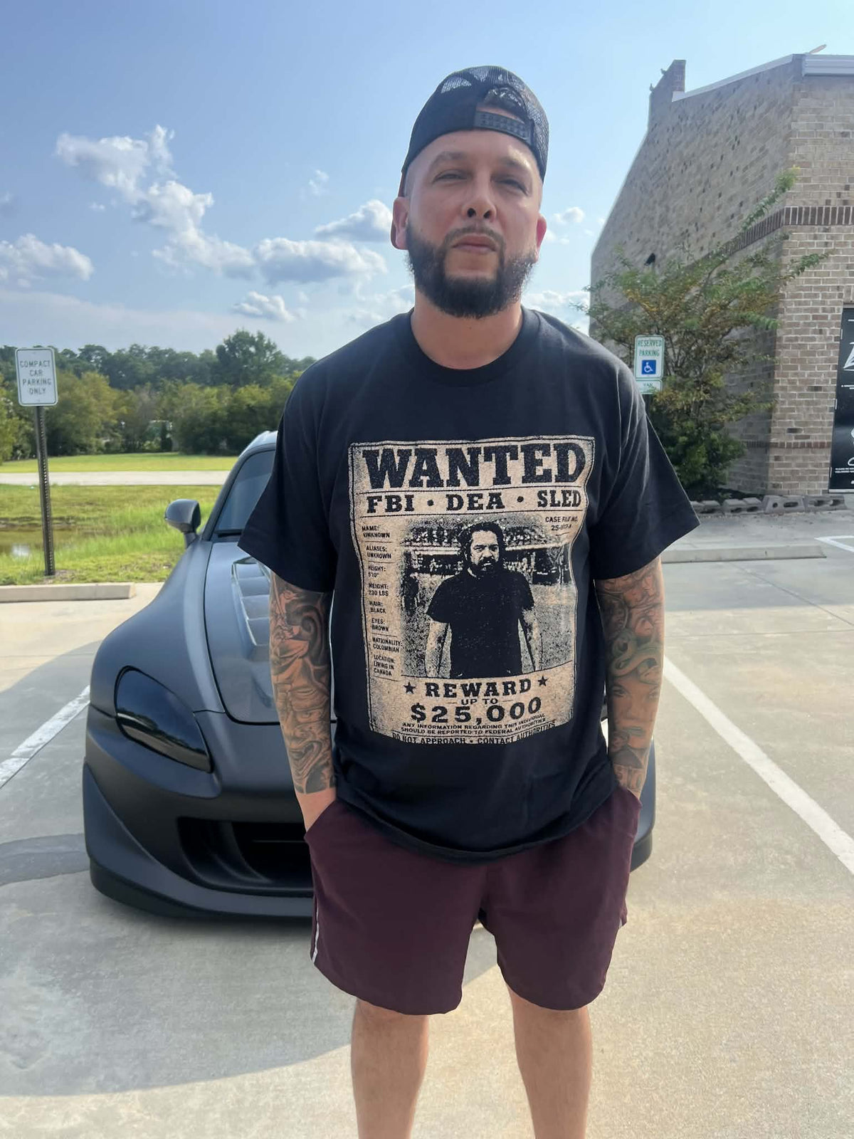 On-Nonchalant wanted T-shirt